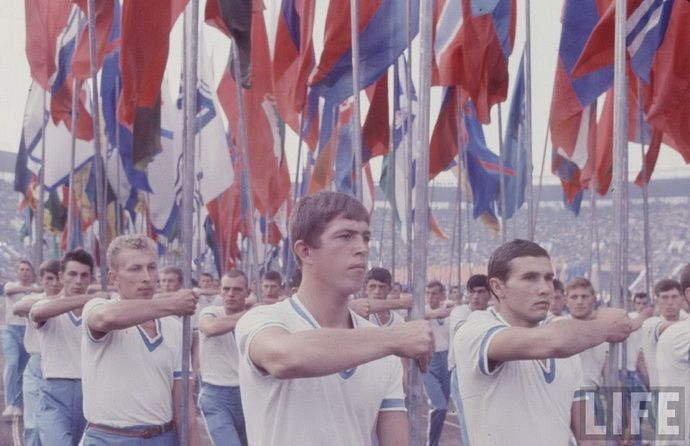 Жизнь советской молодежи